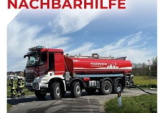 05.04.2025_Einsatz Tankwagen Legden_1 Der Tankwagen mit Schläuchen dran die an eine Pumpe angeschlossen sind, im Hintergrund sind Einsatzkräfte der Feuerwehr Legden