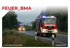 20260415_Feuer_BMA_1.jpeg Auf dem Bild sind zwei Feuerwehrautos mit Blaulicht zu sehen, die auf einer Landstraße mit größerem Abstand hintereinander fahren. Es handelt sich um ein Symbolfoto für den Einsatz "Feuer, ausgelöste Brandmeldeanlage" vom 15. April 2026.