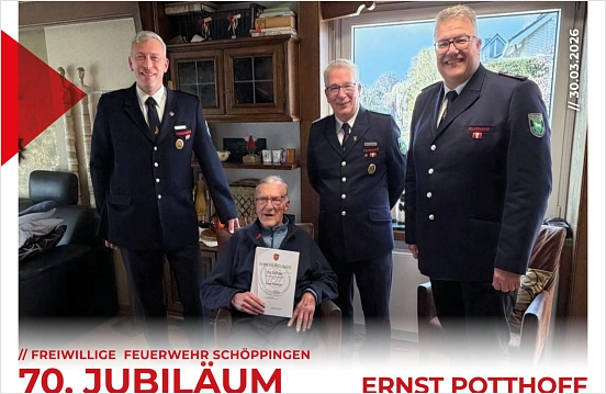 Auf dem Bild ist zu sehen wie dem Jubilar die Urkunde von der Leitung der Feuerwehr sowie des Musikzuges übergeben wurde