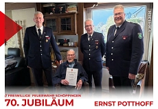 70. Jubiläum von Ernst Potthoff Auf dem Bild ist zu sehen wie dem Jubilar die Urkunde von der Leitung der Feuerwehr sowie des Musikzuges übergeben wurde