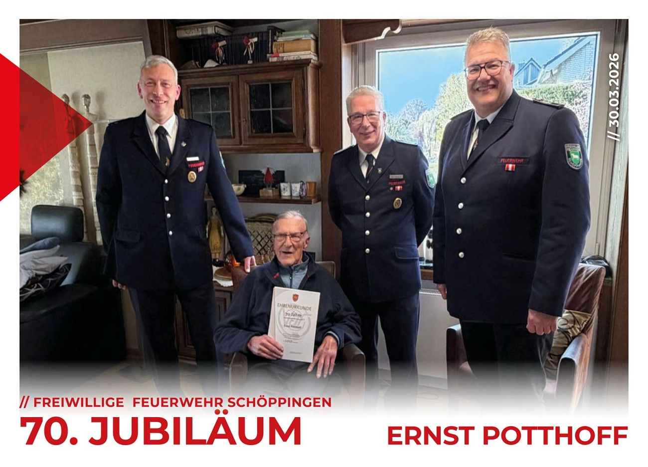 Auf dem Bild ist zu sehen wie dem Jubilar die Urkunde von der Leitung der Feuerwehr sowie des Musikzuges übergeben wurde&nbsp;&copy;&nbsp;Freiwillige Feuerwehr Schöppingen