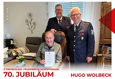 70. Jubiläum von Hugo Wolbeck Auf dem Bild ist der Jubilar Hugo Wolbeck zu sehen, wie ihm durch die Leiter von Feuerwehr und Musikzug die Urkunde überreicht wurde.