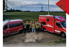 Drohnenstaffel_Gruppenfoto.jpg Es ist ein Gruppenfoto der ELW-Gruppe und der Drohnenstaffel Horstmar zu sehen. Im Hintergrund steht das Mannschaftstransportfahrzeug der Feuerwehr Horstmar und der Schöppinger Einsatzleitwagen