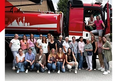 Frauenevent_Gruppenfoto.jpg Auf dem Bild ist ein Gruppenfoto aller Frauen zu sehen, die mit der Feuerwehr Schöppingen zu tun haben. Das Bild wurde vor unserem Tankwagen gemacht.