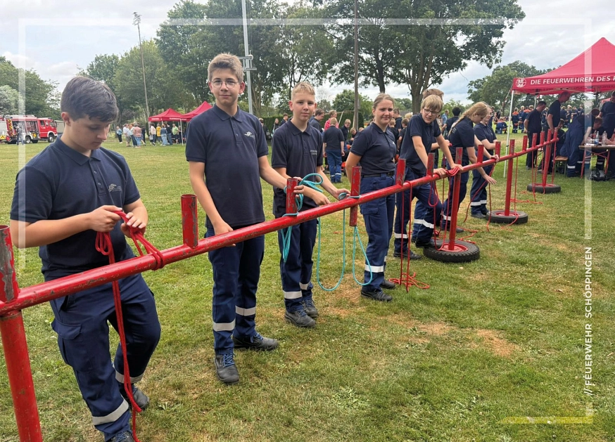 Mehrere Jugendfeuerwehrmitglieder der Feuerwehr Schöppingen machen Knoten und Stiche im Rahmen eines Leistungswettbewerbes