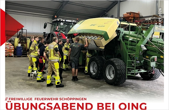 Mehrere Einsatzkräfte stehen im Rahmen einer Übung um eine Ballenpresse herum und lassen sich dazu Dinge von einem Landwirt erklären