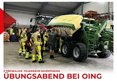 Übungsabend_Oing_1.jpeg Mehrere Einsatzkräfte stehen im Rahmen einer Übung um eine Ballenpresse herum und lassen sich dazu Dinge von einem Landwirt erklären