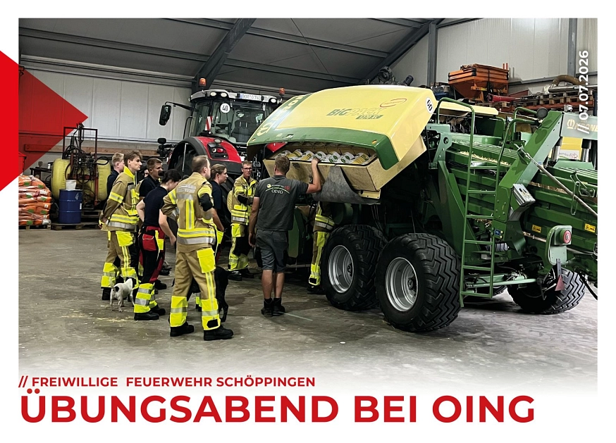 Mehrere Einsatzkräfte stehen im Rahmen einer Übung um eine Ballenpresse herum und lassen sich dazu Dinge von einem Landwirt erklären